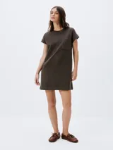 Vestido corto amarillo con cuello redondo, mangas cortas con dobladillo y bolsillo de parche en el pecho.