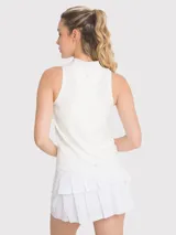 Musculosa deportiva negra con medio cierre frontal, cuello alto y logo estampado en el pecho.