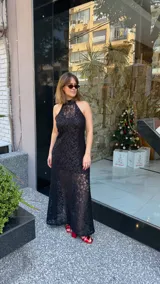 Vestido largo de encaje negro con lurex, cuello halter y tajos laterales. Incluye un vestido corto removible como forro.