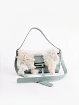 Cartera mini de cuero blanco con solapa de pelo gris y herrajes metálicos plateados.