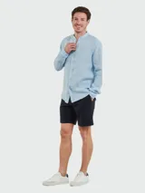 Bermudas de corte regular marca BOSS modelo Kane, color azul oscuro. Confeccionadas en tejido de algodón elástico, presentan un diseño clásico tipo chino con bolsillos laterales y cierre frontal con botón y cremallera.