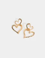 Par de aros colgantes dorados con doble dije de corazón y cierre de tope a presión.