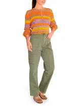 Pantalón de jeans verde militar, estilo cargo, de tiro alto, con bolsillos laterales y detalles de patchwork en dos tonalidades.