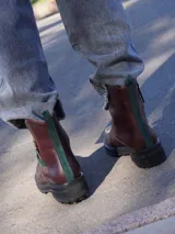 Botas de cuero color marrón con cierre lateral y suela track de goma negra.