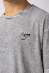 Remera gris de algodón con efecto gastado y estampas Jump High al frente y atrás.