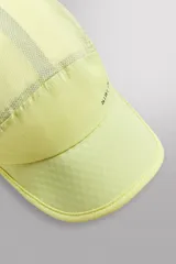 Gorra deportiva color verde lima confeccionada en tejido técnico perforado, con visera y ajuste elástico en la parte posterior.