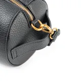 Bolso tipo baúl de cuero sintético graneado color negro, con doble asa de mano y correa bandolera ajustable y extraíble. Tiene cierre superior, herrajes dorados y logo XL Extra Large en relieve en el frente. El interior está forrado en tela de algodón y poliéster y cuenta con un bolsillo con cierre y dos bolsillos abiertos.