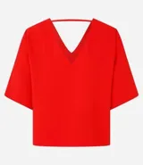 Blusa roja de crepé con escote en V, mangas cortas y corte holgado.