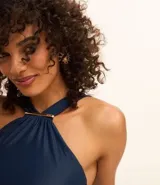 Malla enteriza marrón con breteles medianos y detalle metalizado dorado en el centro del escote.