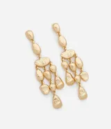 Par de aros colgantes dorados con flecos de esferas martilladas y cierre de tornillo.