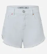 Short de sarga color blanco, modelo slim, con trabillas en la cintura, bolsillos, cierre delantero con botón y cremallera, y terminación deshilachada.