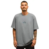 Remera celeste de corte holgado con cuello redondo y manga corta. Presenta un bordado pequeño en el frente y otro más grande en la espalda.