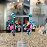 Aros colgantes hechos a mano con cristales Swarovski de colores rojo, lila, verde y rosa.