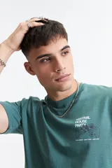 Remera verde de manga corta con estampado en la espalda con la inscripción "Mistral House Party" y la fecha "9/03".