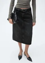 Falda midi de jean negro con cintura alta, presillas para cinturón, cierre frontal con cremallera y botón, cinco bolsillos y corte recto.