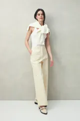 Pantalón blanco de algodón con corte recto y bolsillos delanteros grandes.