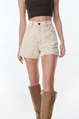 Short de jean color crudo, de tiro alto, con bolsillos delanteros y traseros, y ruedo desflecado.