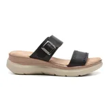 Sandalias casuales Korium Anabel, color negro, con doble tira, una con hebilla ajustable y otra con detalle de costuras. Plataforma con suela marrón.