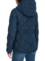 Campera azul marino acolchada con diseño de rombos, cierre frontal con cremallera, capucha con cordón ajustable y bolsillos laterales con cremallera. Logo de Tommy Hilfiger en la manga izquierda.