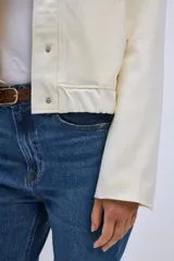 Chaqueta roja con cuello camisero, manga larga y cierre con botones a presión.