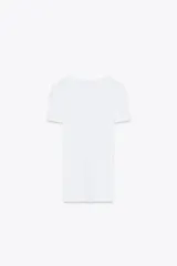 Camiseta blanca de algodón Supima, corte slim fit, cuello redondo, manga corta y largo normal.