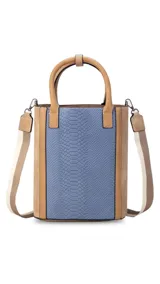 Matera color beige con estampado símil piel de serpiente, con detalles en cuero marrón y correa larga desmontable.