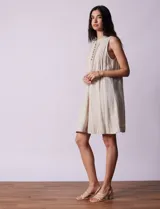 Vestido de lino color beige, marca Dash, con escote redondo, botones en el centro y forro interno.