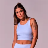 Top deportivo celeste con espalda deportiva y banda elástica en el bajo busto.
