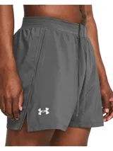 Short deportivo Under Armour Launch de 5 pulgadas, color verde lima, con logo reflectivo en la pierna izquierda.