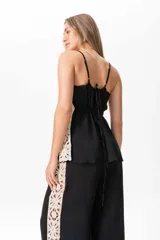 Musculosa negra con breteles finos regulables y detalle de broderie calado color crudo en el frente.