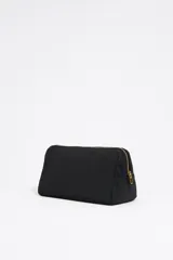 Neceser negro de nylon con estructura blanda y tamaño mediano. Tiene asa extraíble, detalles de piel, logo metálico de Bimba y Lola, acabados metálicos plateados, bolsillo interior y cierre con cremallera.