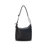 Bandolera negra de símil cuero con dos bolsillos frontales con cierre, un bolsillo trasero y tres bolsillos internos. Incluye correa larga regulable de símil cuero a tono.