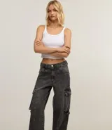 Pantalón recto de jeans color gris oscuro, con bolsillos cargo laterales y cintura con trabillas.