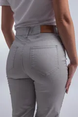 Pantalón negro de corte recto, tiro alto y efecto engomado.