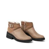 Bota corta de cuero color marrón con cierre lateral, suela de goma negra y hebilla decorativa.