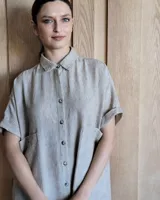 Collar con cordón marrón y dijes de estrellas de mar rojas y blancas.