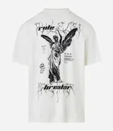 Remera de corte relaxed, color crema, con cuello redondo y mangas cortas. Presenta un estampado en la espalda con un ángel y la frase "Rule Breaker".