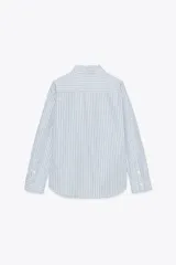 Camisa blanca de popelina de algodón, con cuello solapa y mangas largas con puños abotonados.