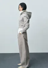 Pantalón de jean wideleg color gris claro, de tiro medio, con cinco bolsillos y cierre de cremallera.