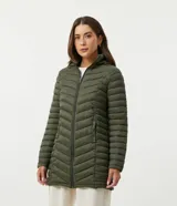 Campera puffer larga color verde militar, confeccionada en poliamida con relleno de poliéster. Tiene capucha ajustable, cierre frontal con cremallera, cuello alto y bolsillos laterales.