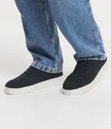 Championes de cuero ante color azul marino, de estilo urbano, con caña corta, cierre con cordones, puntera redondeada y suela blanca.