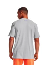 Remera negra de Under Armour con logo de la marca en blanco y amarillo.