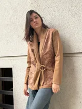 Chaqueta marrón con mangas largas, solapa ancha y cinturón con hebilla.