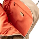 Mochila color khaki, confeccionada en poliéster y poliuretano. Cuenta con un compartimento principal con cierre, un bolsillo interno con cierre y dos abiertos, y un bolsillo externo con cierre. Tiene correa regulable y herrajes plateados.