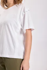 Remera blanca de algodón con cuello redondo y mangas cortas.