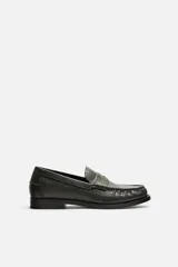 Mocasín de vestir color verde oscuro con grabado tipo cocodrilo, horma redonda y suela con ligero tacón.
