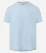 Remera deportiva de hombre, color amarillo mostaza, de manga corta y cuello redondo. Presenta un pequeño logo circular bordado en el pecho.