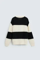 Sweater tipo polo de punto con rayas horizontales anchas en color negro y crudo, con cuello clásico y cierre de dos botones.