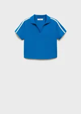 Polo deportivo azul con cuello clásico, corte entallado y mangas cortas con dos rayas blancas en los hombros.