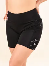Calza corta deportiva negra con estampado de mármol blanco en los laterales.